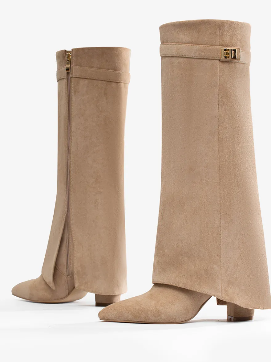 Bottes hautes en daim abricot à bout pointu avec boucle et fermeture éclair et talon épais