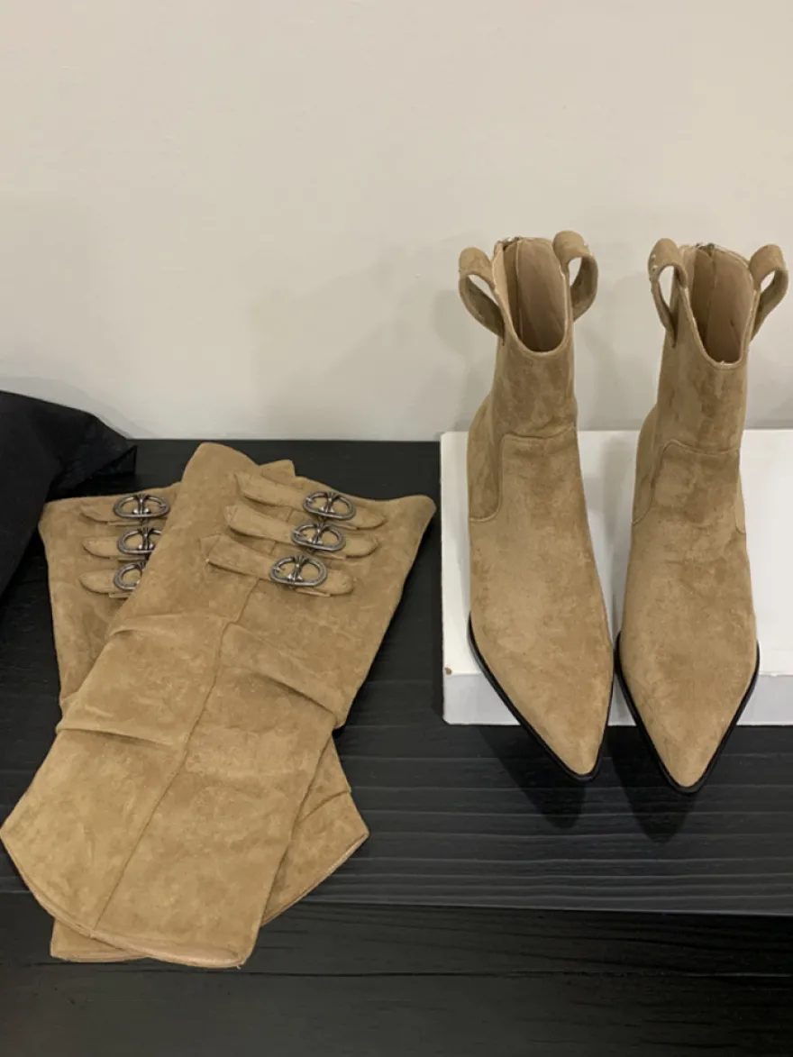 Bottes hautes en daim à bout pointu et talon épais avec boucle
