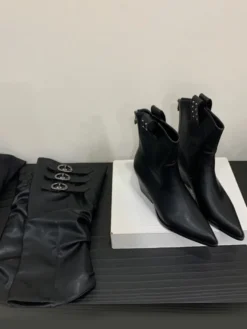 Bottes hautes en daim à bout pointu et talon épais avec boucle