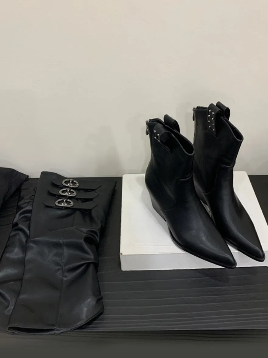 Bottes hautes en daim à bout pointu et talon épais avec boucle