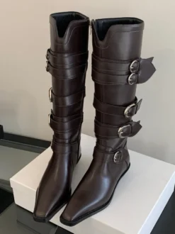 Bottes hautes marron à bout carré et boucles plates