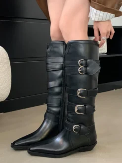 Bottes hautes marron à bout carré et boucles plates
