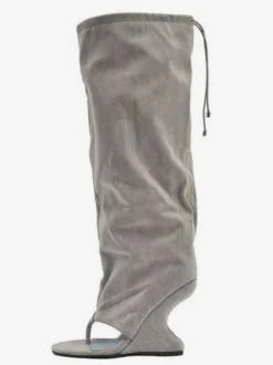 Bottes hautes noires à talons compensés en daim style tongs