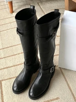 Bottes hautes plates marron à bout rond et boucle