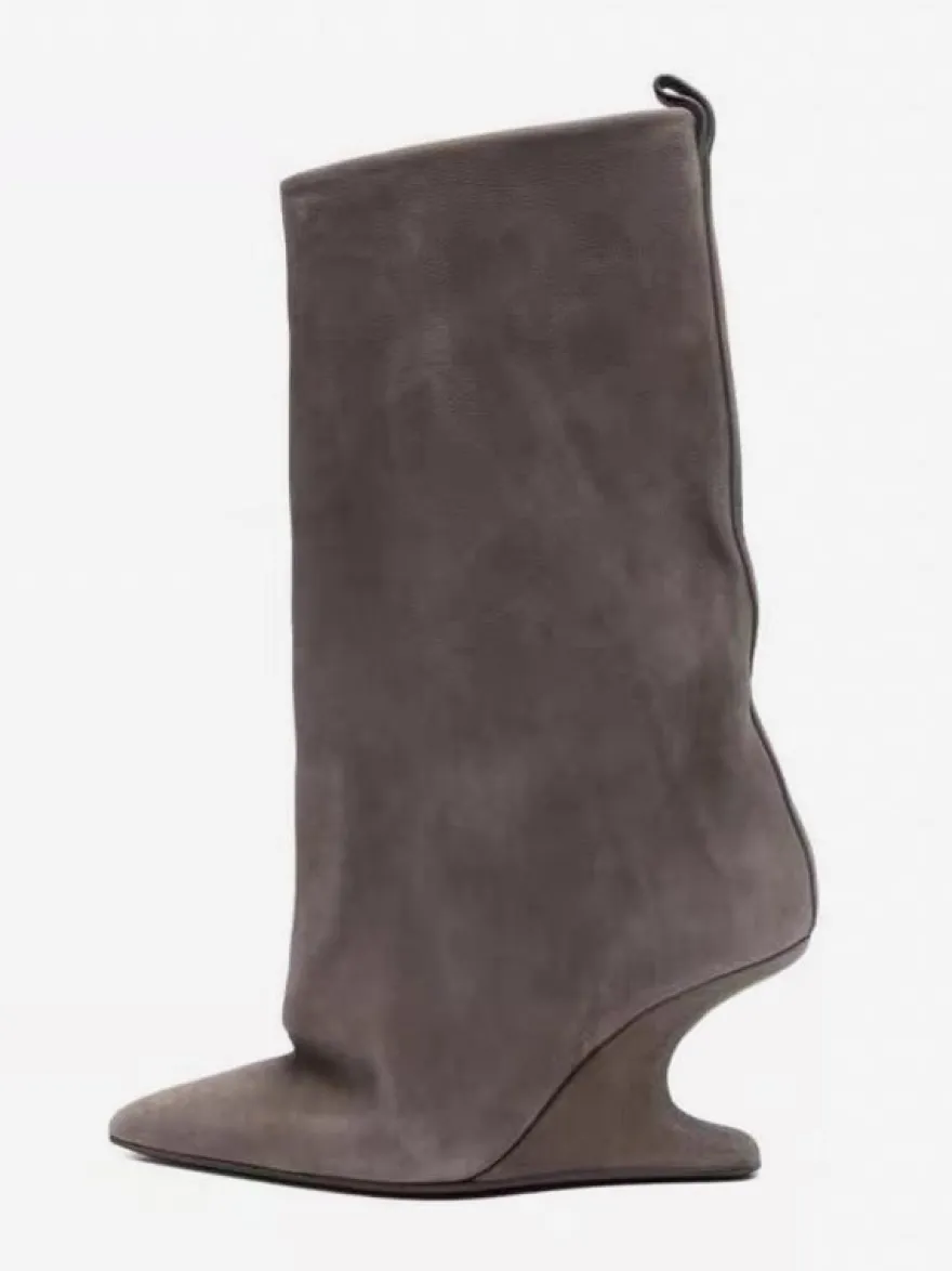 Bottes mi-mollet en daim à bout pointu et talon compensé