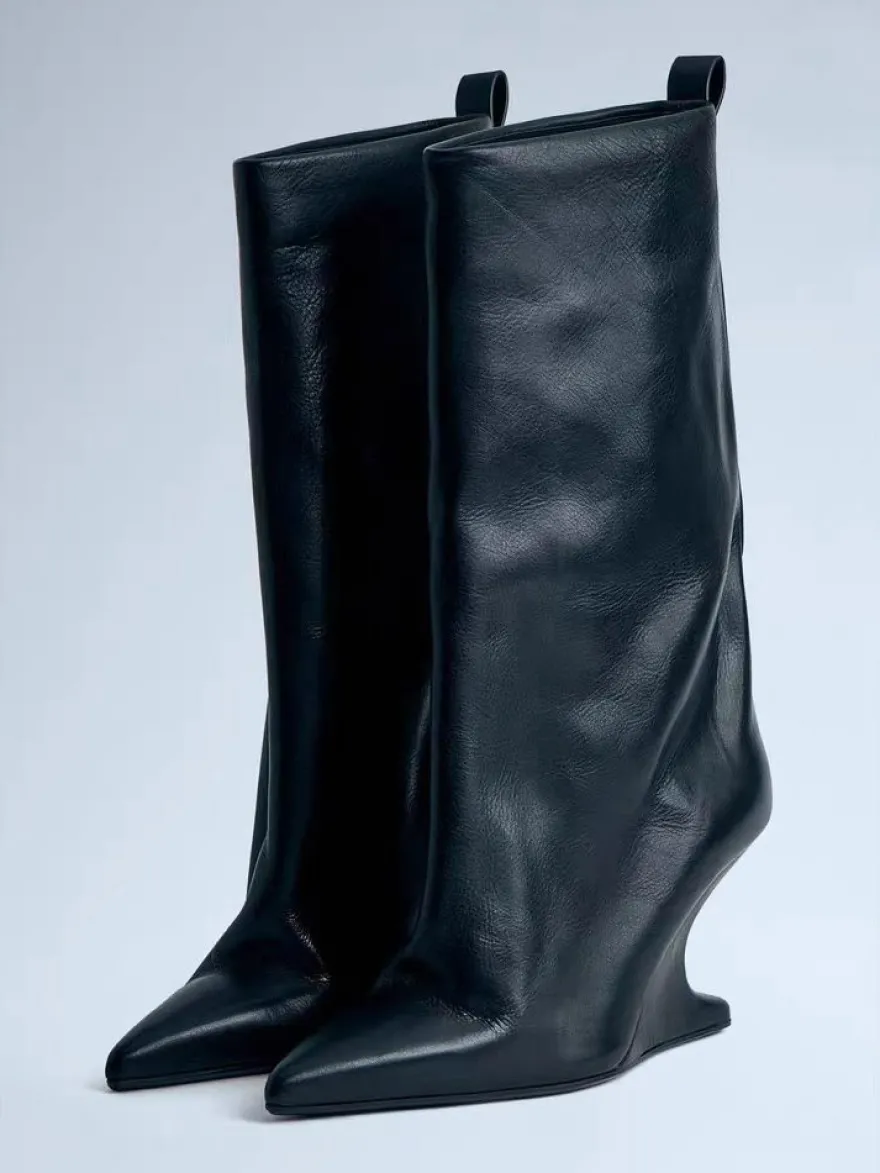 Bottes mi-mollet en daim à bout pointu et talon compensé