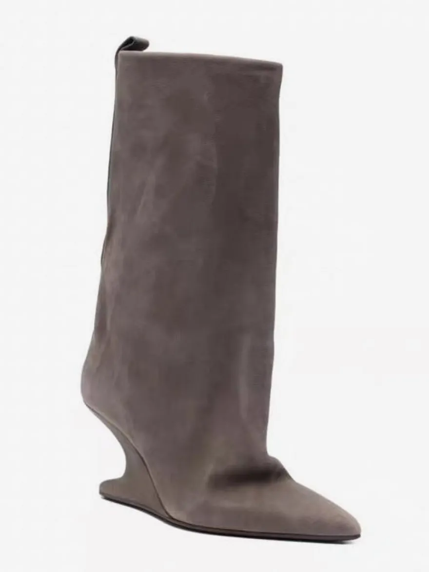 Bottes mi-mollet en daim à bout pointu et talon compensé