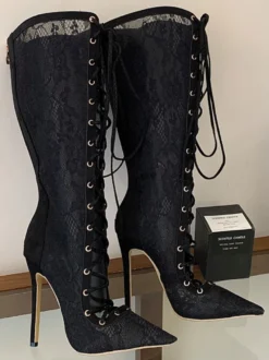 Bottes noires à lacets bout pointu lacées à talons hauts montantes jusqu'aux genoux