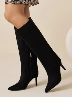 Bottes noires montantes à bout pointu et talons hauts