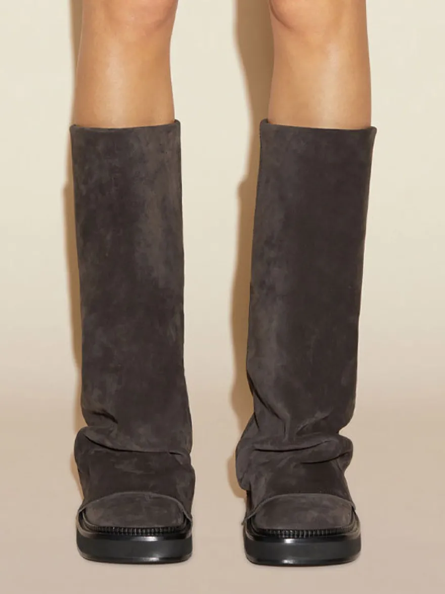 Bottes plates en daim pour femmes à bout rond froncées montantes jusqu'au genou.