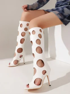 Bottes sandales argentées à bout ouvert et découpes à talons hauts et bottes hautes au genou