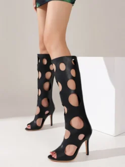 Bottes sandales argentées à bout ouvert et découpes à talons hauts et bottes hautes au genou