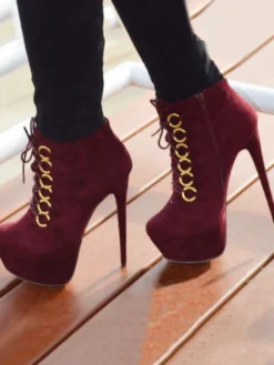 Bottine femme à bout amande et talons aigus en nubuck bordeaux unicolore avec oeillets métalliques Boots