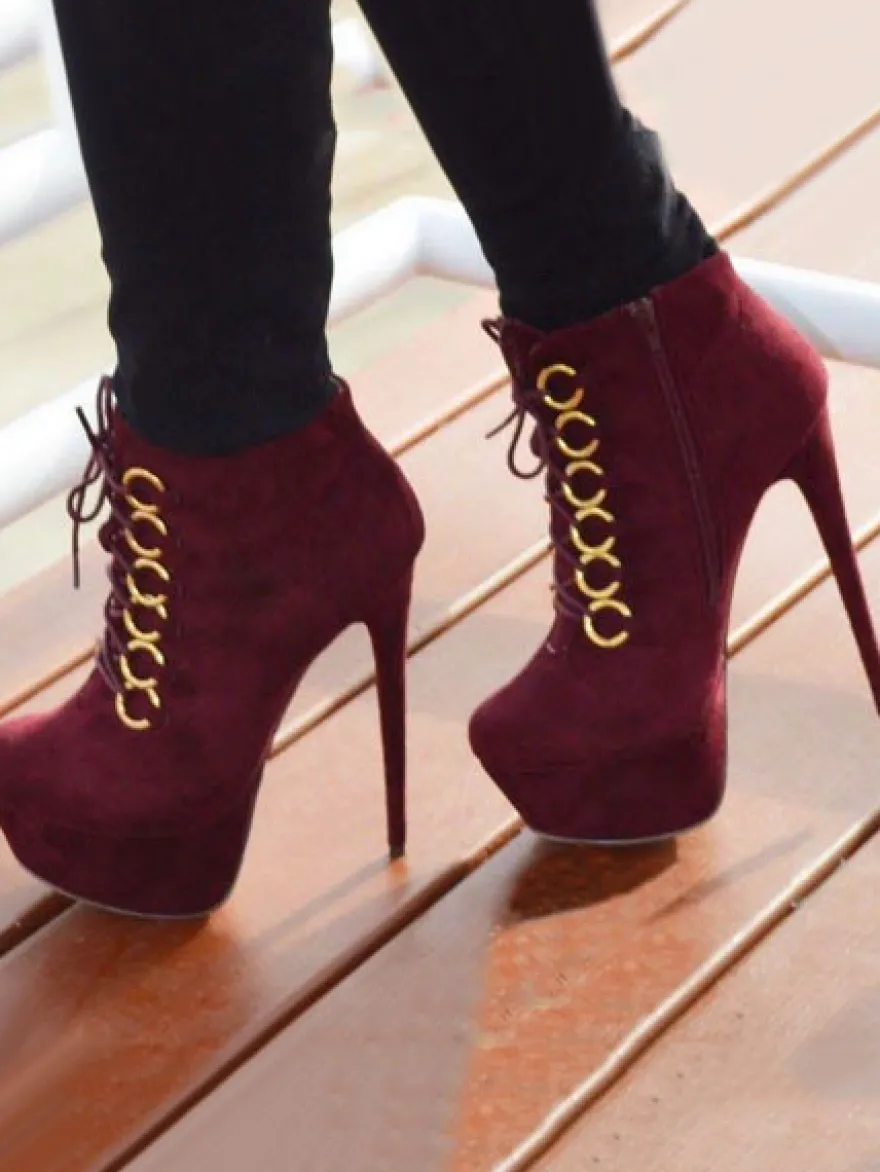 Bottine femme à bout amande et talons aigus en nubuck bordeaux unicolore avec oeillets métalliques Boots