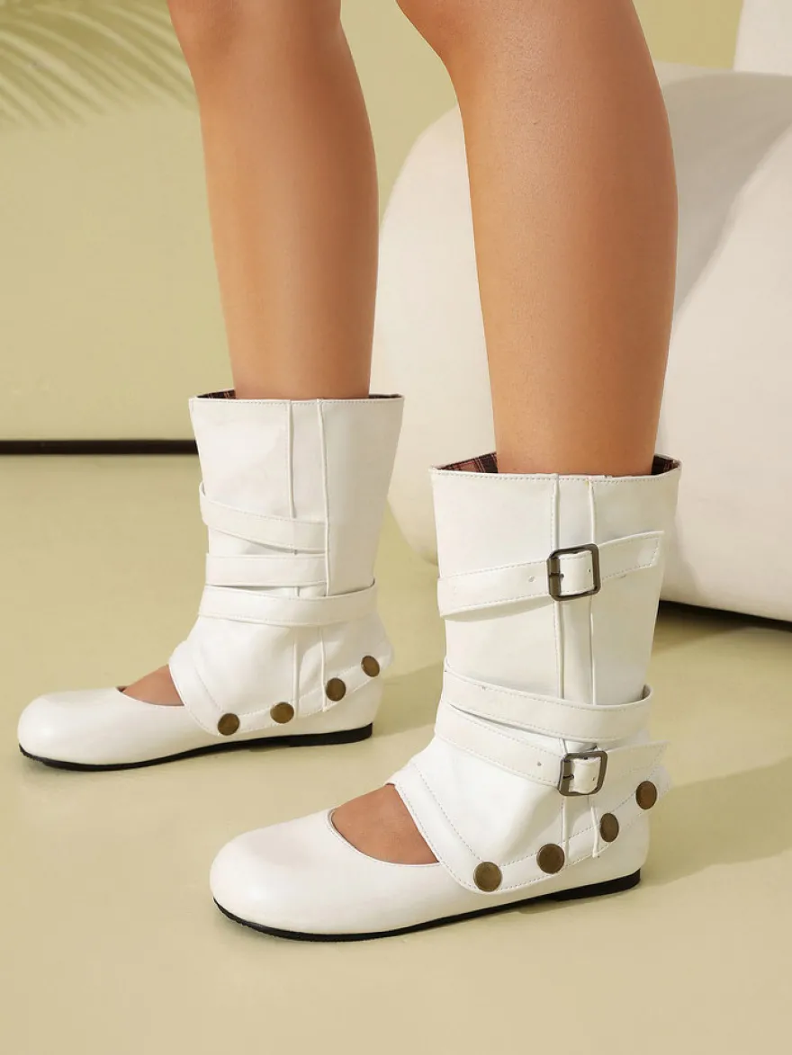 Bottines blanches plates à bout rond et boucle