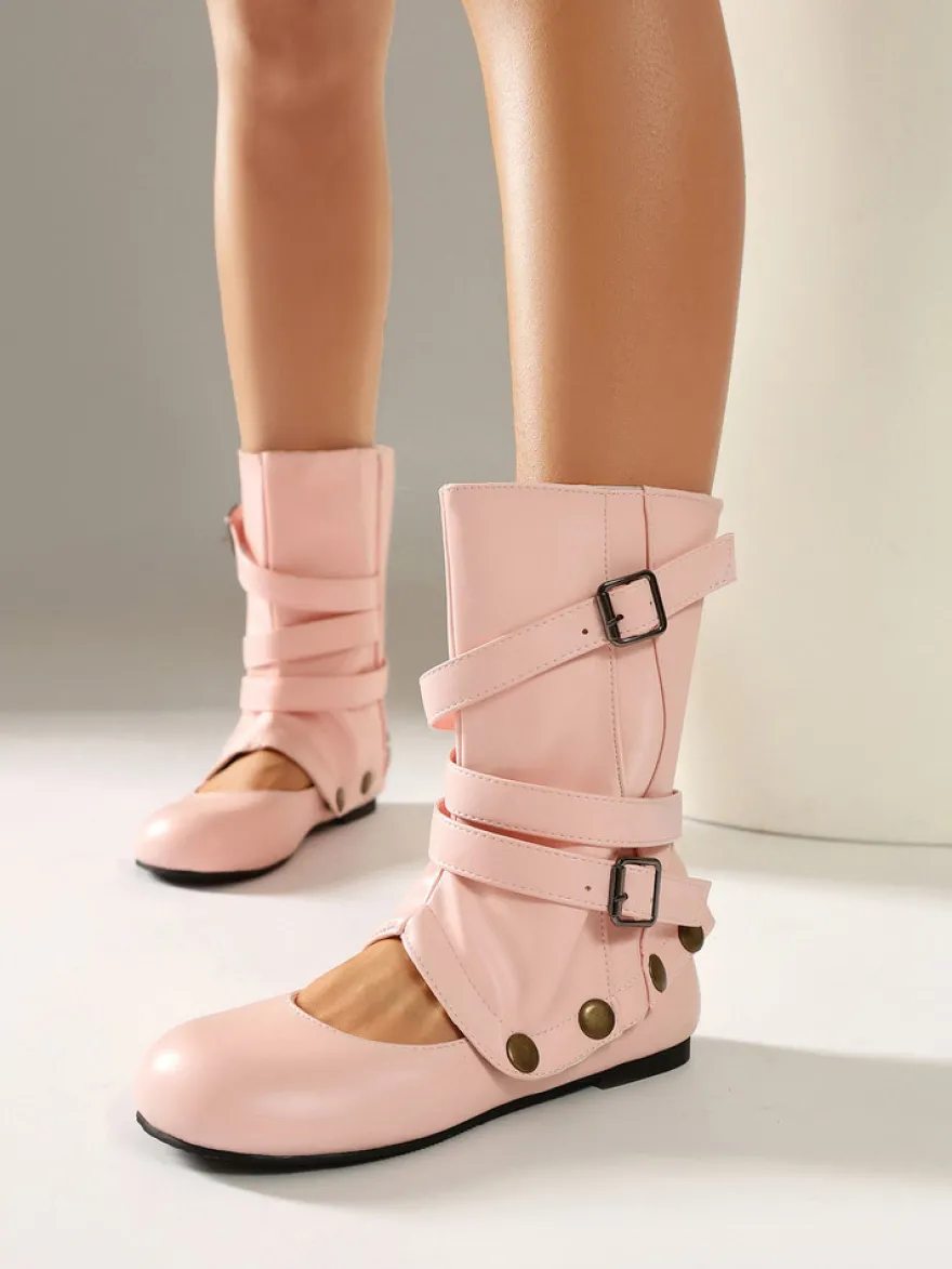 Bottines blanches plates à bout rond et boucle