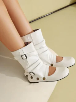 Bottines blanches plates à bout rond et boucle
