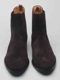 Bottines Chelsea en daim pour homme bout rond à enfiler.