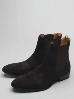 Bottines Chelsea en daim pour homme bout rond à enfiler.