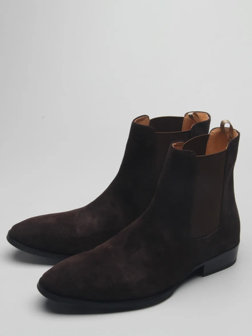 Bottines Chelsea en daim pour homme bout rond à enfiler.