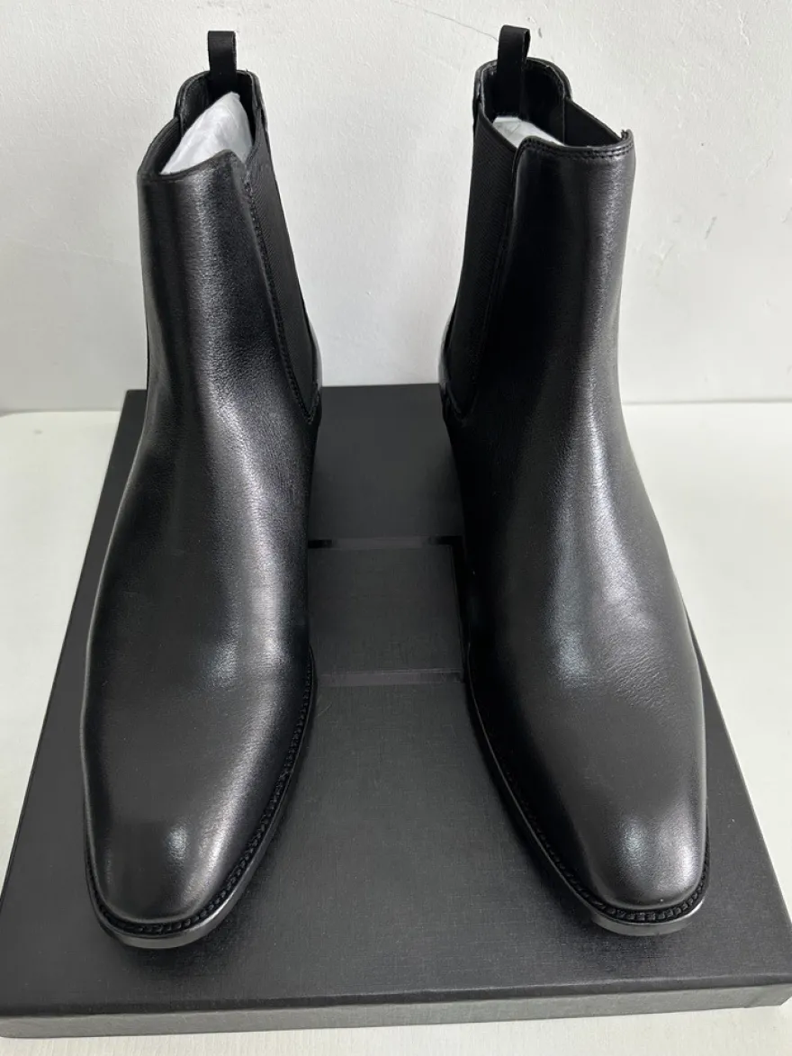 Bottines Chelsea en daim pour homme bout rond à enfiler.
