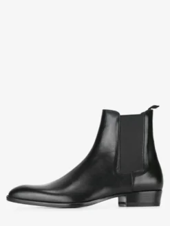 Bottines Chelsea noires pour homme bout rond à enfiler.
