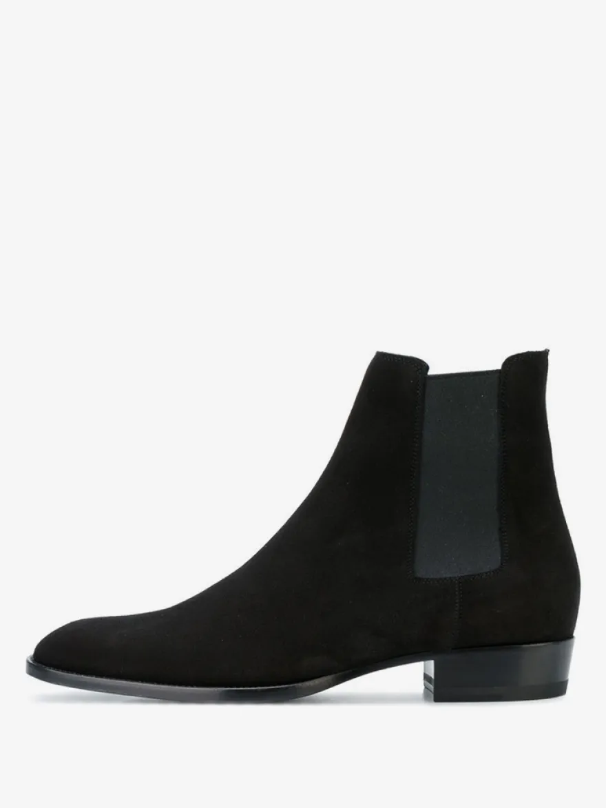 Bottines Chelsea pour homme en daim noir à enfiler bout pointu style britannique.