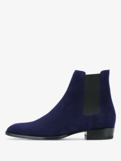 Bottines Chelsea pour homme en daim noir à enfiler bout pointu style britannique.