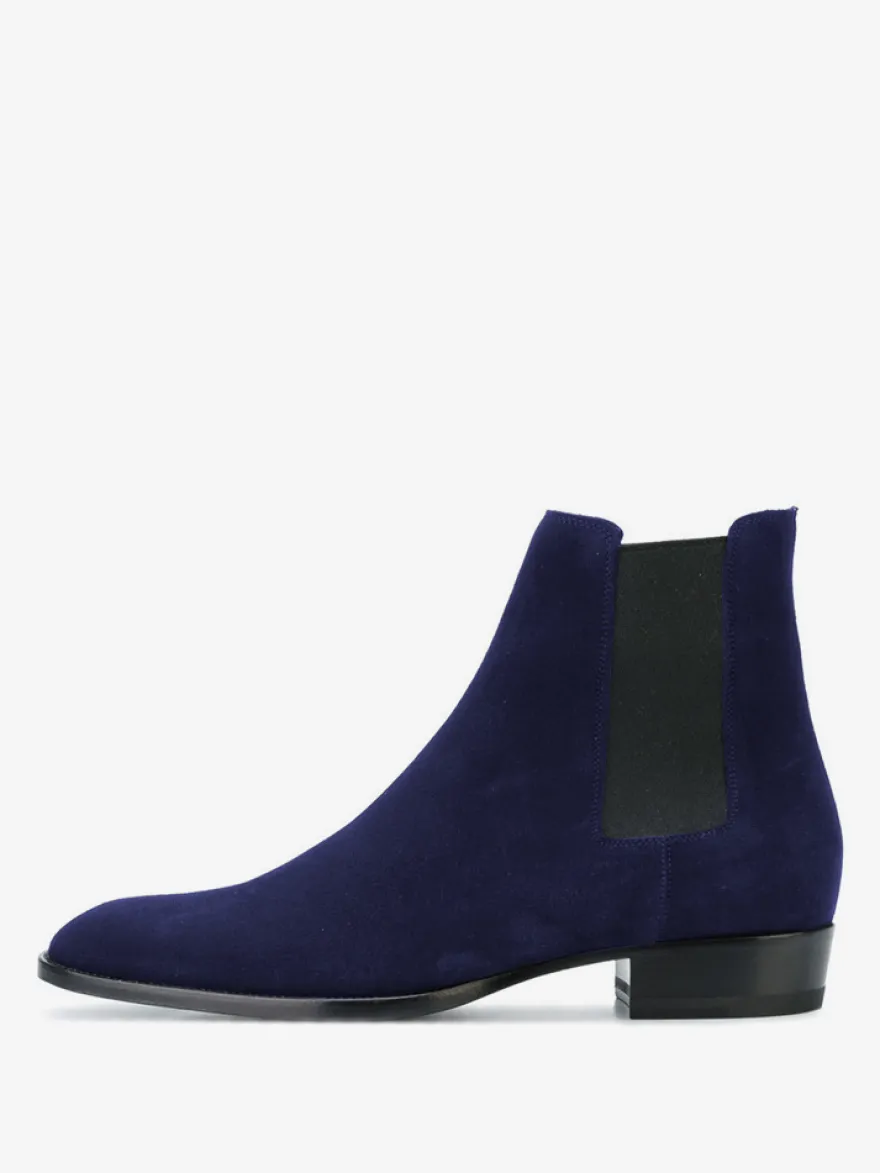 Bottines Chelsea pour homme en daim noir à enfiler bout pointu style britannique.