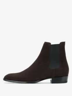Bottines Chelsea pour homme en daim noir à enfiler bout pointu style britannique.