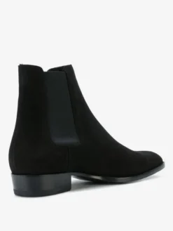 Bottines Chelsea pour homme en daim noir à enfiler bout pointu style britannique.
