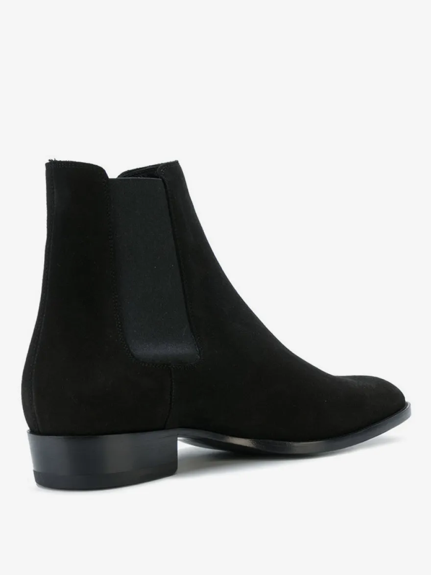 Bottines Chelsea pour homme en daim noir à enfiler bout pointu style britannique.