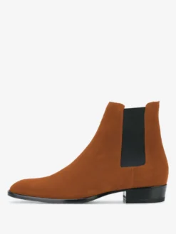Bottines Chelsea pour homme en daim noir à enfiler bout pointu style britannique.