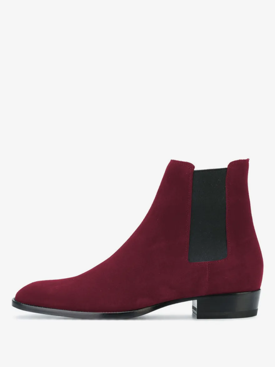 Bottines Chelsea pour homme en daim noir à enfiler bout pointu style britannique.