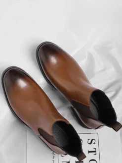 Bottines Chelsea pour homme à petit talon bout pointu et bout dégradé.