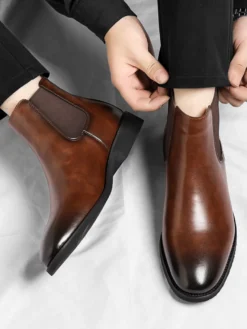 Bottines Chelsea pour homme à petit talon bout pointu et bout dégradé.