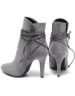 Bottines courtes à lanières à bout pointu en daim noir