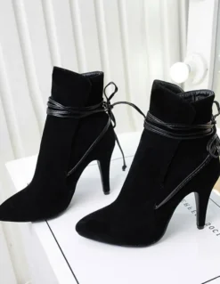 Bottines courtes à lanières à bout pointu en daim noir