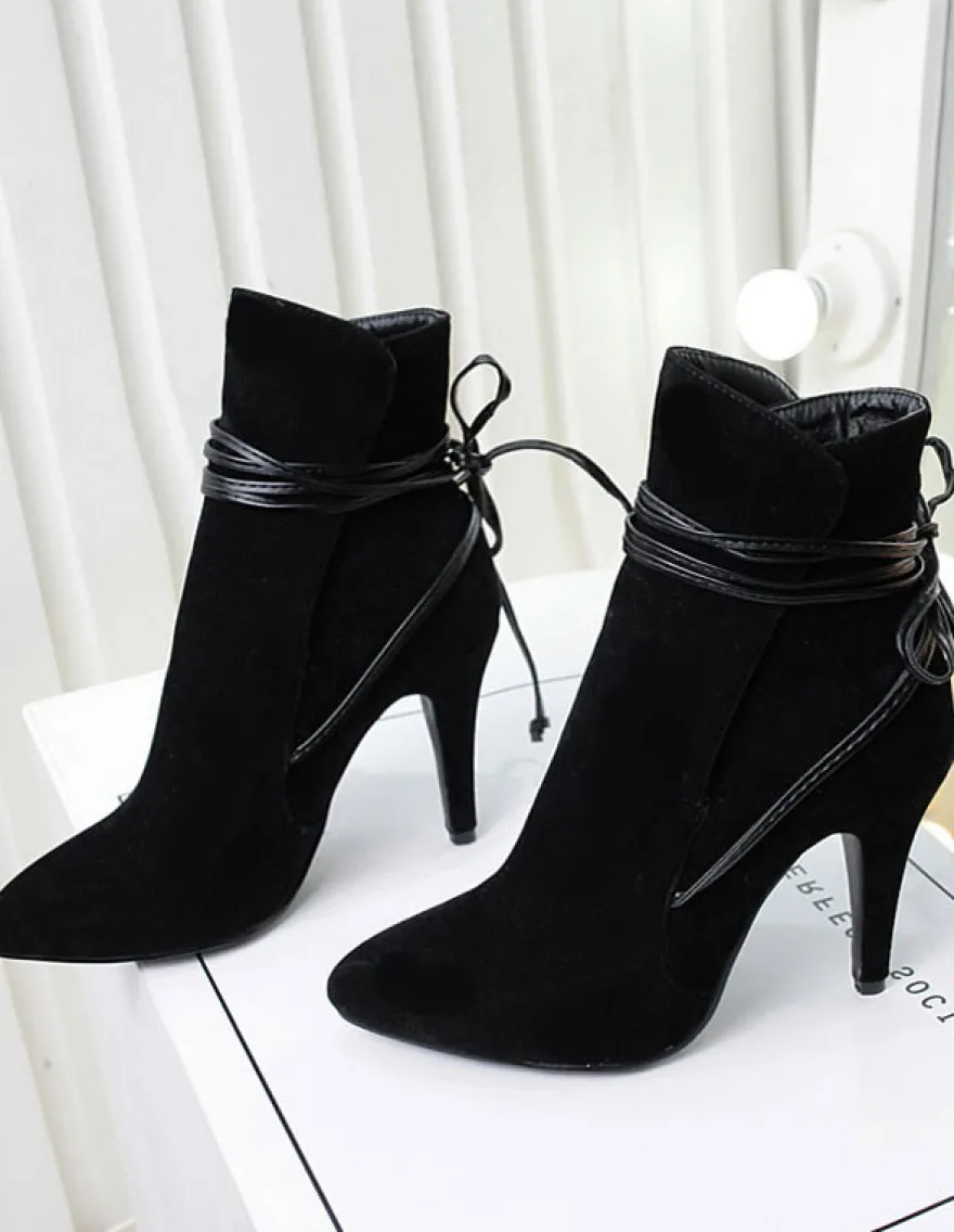 Bottines courtes à lanières à bout pointu en daim noir