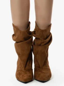 Bottines en daim à bout pointu et talon chaton