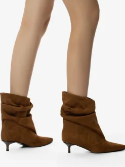 Bottines en daim à bout pointu et talon chaton