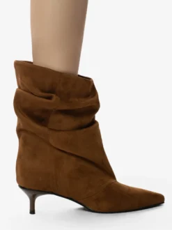 Bottines en daim à bout pointu et talon chaton