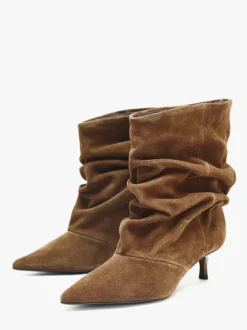 Bottines en daim à bout pointu et talon chaton