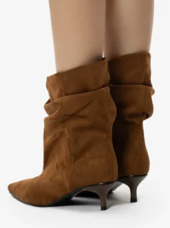 Bottines en daim à bout pointu et talon chaton