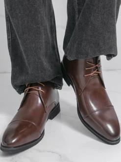 Bottines marron pour homme bout rond lacets style Chukka