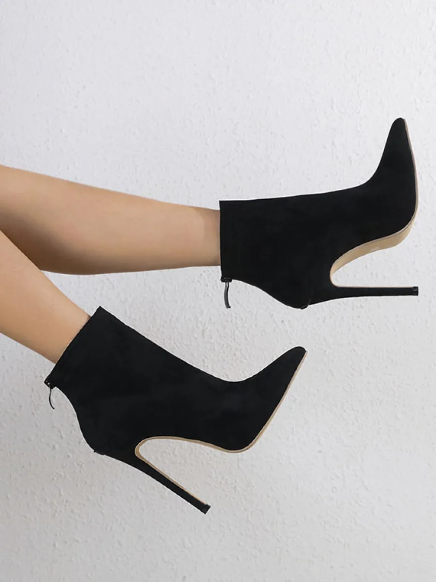 Bottines noires à bout pointu et talon aiguille pour femmes