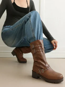 Bottines noires à bout rond et talon compensé ornées d'une boucle