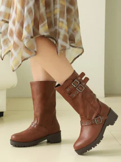 Bottines noires à bout rond et talon compensé ornées d'une boucle