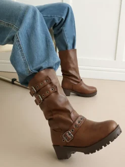 Bottines noires à bout rond et talon compensé ornées d'une boucle