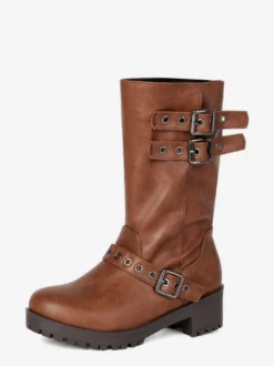 Bottines noires à bout rond et talon compensé ornées d'une boucle
